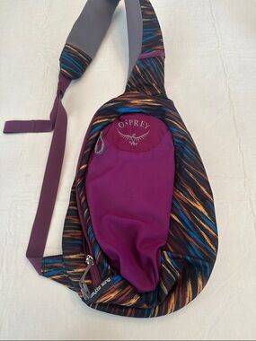 OSPREY Plum Sling Pack with Multicolor Stripe Accents